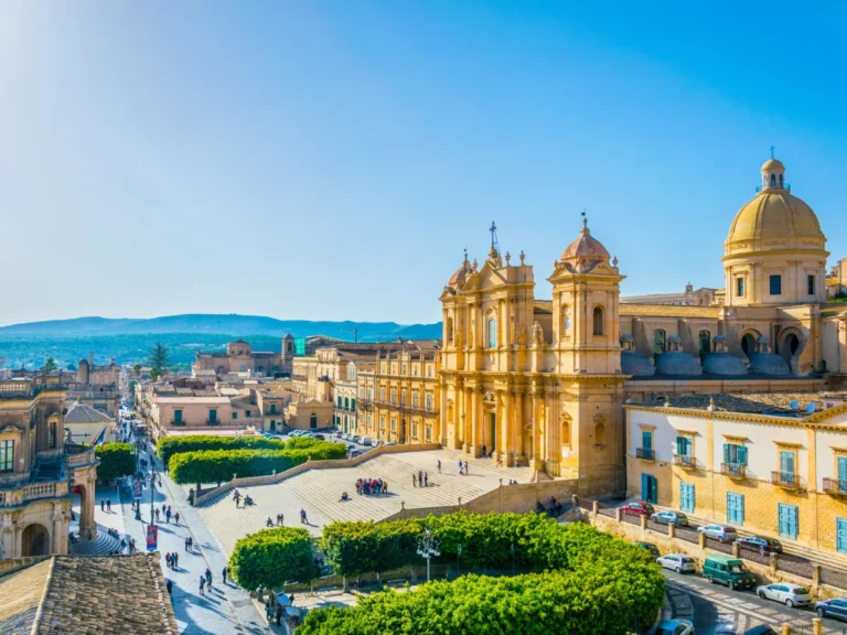 Basilica Minore di San Nicolò och Palazzo Ducezio in Noto, Sicily