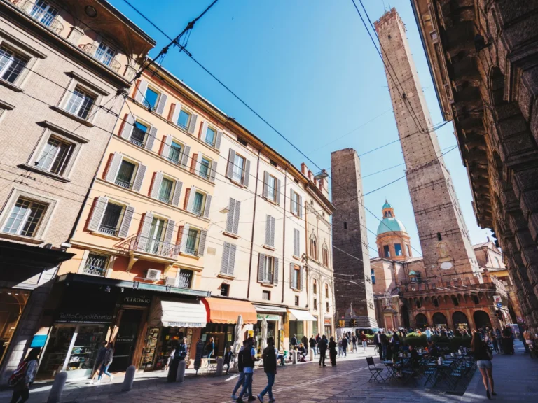 Via Rizzoli and Due torri-towers in Bologna